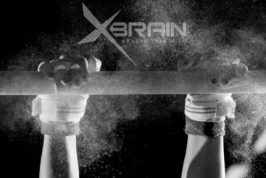 Micellar Casein Vs. Whey Protein Isolate 2 hands 2091 jpg
